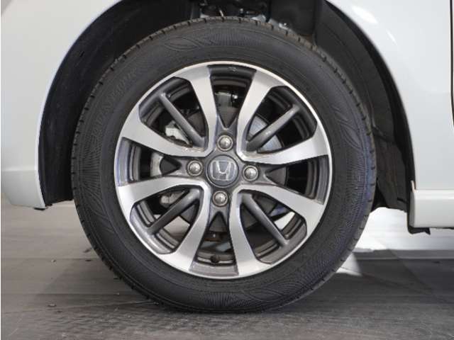 アルミホイール装着車です！これで足元まわりもおしゃれにきまります！