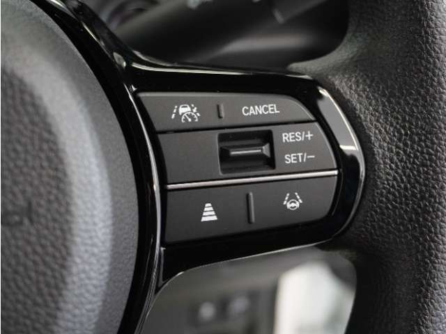 【渋滞追従機能付アダプティブクルーズコントロール】カメラが先行車との車間距離を測定。高速道路の渋滞時に適切な加減速を行い運転者がアクセルやブレーキを操作せずに走行、停車出来るよう支援します。