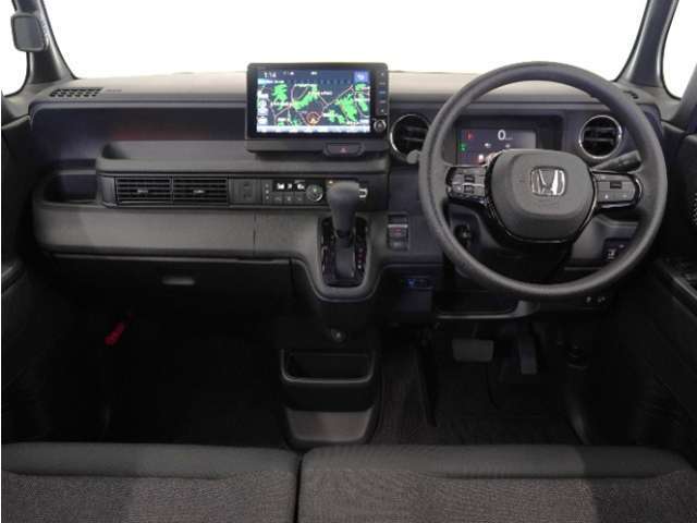 視界広々で運転しやすくロングドライブでも疲れを感じさせないすっきりとまとまったインパネ周りです。