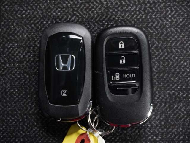 ◆スマートキー◆カギをバッグやポケットに入れたままでもドアロックの開閉ができる『スマートキー』付き！雨天や暗くなってもカギを取り出す必要がなくドアの開錠＆エンジンも始動できます