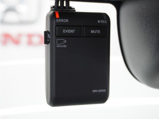 ◆ドライブレコーダー◆映像・音声などを記録する自動車用の装置です。　もしもの事故の際の記録はもちろん、旅行の際の思い出としてドライブの映像を楽しむことができます。
