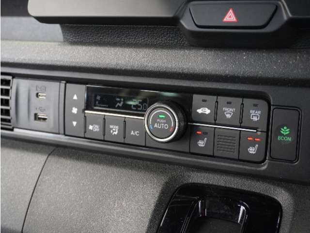 ◆オートエアコン装備◆　お好みの温度を設定をするだけで、後は、自動で風量を調節してくれます！快適にドライブが楽しめます。