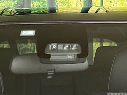 【プリクラッシュセーフティ】前方の車両等を検知し、衝突しそうな時は警報で注意を促し、ブレーキを踏む力をサポート。ブレーキを踏めなかった場合は衝突被害軽減ブレーキが作動、衝突回避をサポートします。