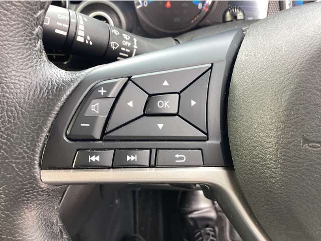 便利なステアリングスイッチも装備！運転中のオーディオ操作も安心です☆彡