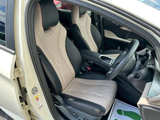 合皮素材で座り心地も快適です！ヘッドレスト一体型になっており、長時間の運転も快適に過ごせます！