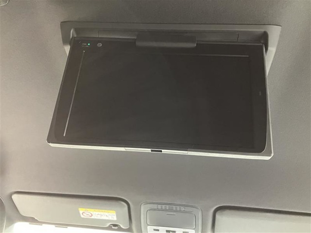 後席モニターついてます。長時間運転の時お子様には必須アイテムですね。