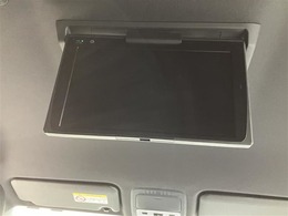 後席モニターついてます。長時間運転の時お子様には必須アイテムですね。