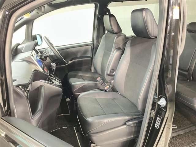 トヨタウエインズグループ独自のルームクリーニングで室内とエンジンル-ムを徹底的に洗浄しております。シートを外し高圧スチームで車内洗浄しております。清潔な車は安心してお乗りいただけますね☆