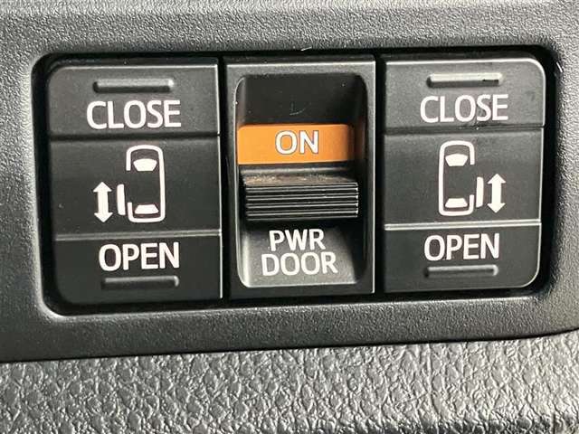 両側電動スライドドアです。お子様の開閉を運転席側から手助けできて安心ですね