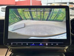 【バックカメラ】駐車時に後方がリアルタイム映像で確認できます。大型商業施設や立体駐車場での駐車時や、夜間のバック時に大活躍！運転スキルに関わらず、今や必須となった装備のひとつです！