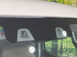 【スズキ　セーフティサポート】走行中に前方の車両等を認識し、衝突しそうな時は警報とブレーキで衝突回避と被害軽減をアシスト。より安全にドライブをお楽しみいただけます。