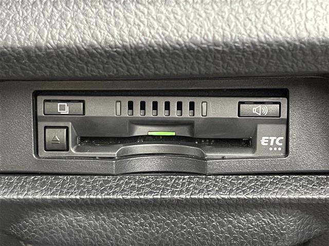 【ETC】有料道路を利用する際に料金所で停止することなく通過できる、ETC車載器（ノンストップ自動料金収受システム機器）が装備されています。セットアップを行うことで利用可能になります。