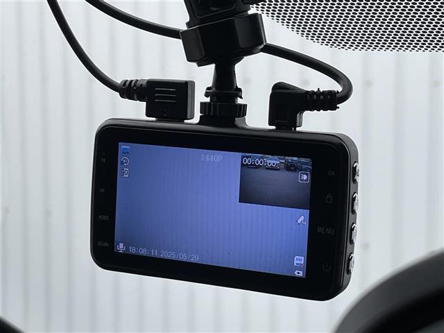 【ドライブレコーダー】映像・音声などを記録する自動車用の車載装置が装備されています！ もしもの事故の際の記録はもちろん、旅行の際の思い出としてドライブの映像を楽しむことができます。