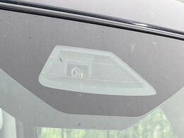 【スズキ　セーフティサポート】走行中に前方の車両等を認識し、衝突しそうな時は警報とブレーキで衝突回避と被害軽減をアシスト。より安全にドライブをお楽しみいただけます。