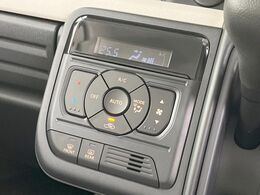 【オートエアコン】一度お好みの温度に設定すれば、車内の温度を検知し風量や温度を自動で調整。暑い…寒い…と何度もスイッチ操作をする必要はありません。快適な車内空間には必須の機能ですね♪