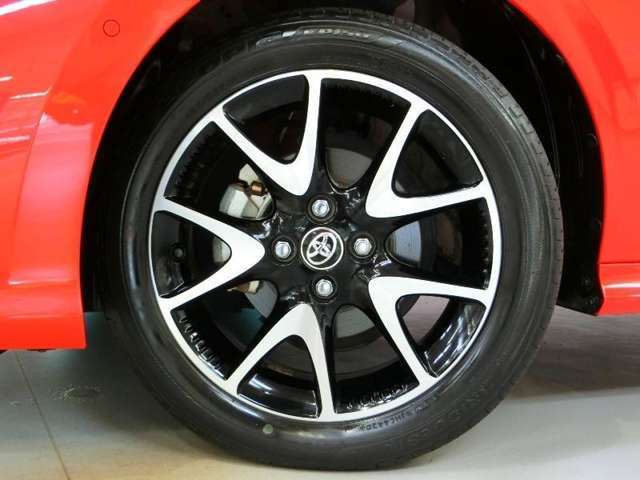 車のデザインにマッチした純正アルミホイール