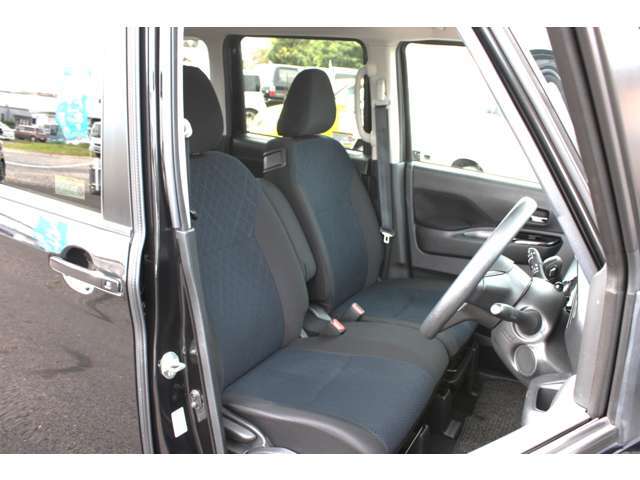運転席はドライバーの居心地や運転の快適性を左右する大切な場所です。当社ではクリーニング済みで汚れのない、気持の良い使用感をご提供致します。