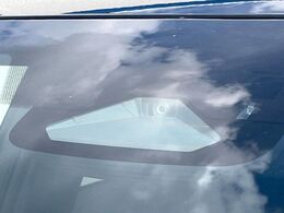 【プリクラッシュセーフティ】前方の車両等を検知し、衝突しそうな時は警報で注意を促し、ブレーキを踏む力をサポート。ブレーキを踏めなかった場合は衝突被害軽減ブレーキが作動、衝突回避をサポートします。