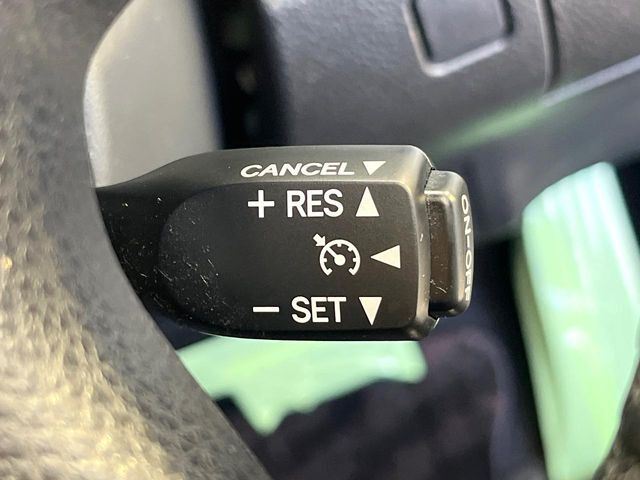 【クルーズコントロール】高速道路もラクラク走行。アクセルを離しても一定速度で走行ができ、長距離運転時の負担を軽減！加速・減速も簡単なスイッチ操作で調整できます。