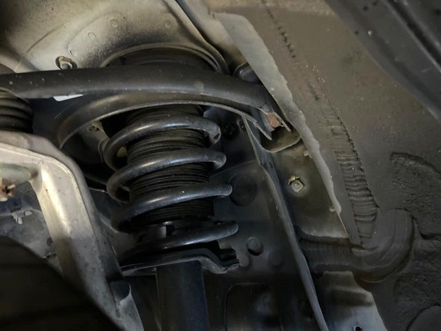 お車を安心してお乗りいただく為には、足回りの定期点検が欠かせません。サービスサポート（有償保証）では無料点検もご提供しており、安心のカーライフをお過ごしいただけるサポート体制が整っています。