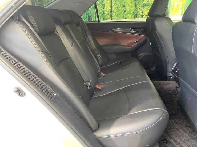 後部座席も気になるようなキズ・汚れやへたり等、大きなダメージはなく、良好な状態です。