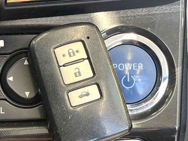 【スマートキー】カバンやポケットに入れたままでもドアの施錠・解錠が可能なスマートキーを装備。エンジンのオン・オフ時もカギを取り出す必要が無いからとっても便利です♪