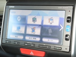 ナビゲーションはギャザズメモリーナビ（VXM-164CSi）を装着しております。AM、FM、CD、Bluetooth、ワンセグTVがご使用いただけます。初めて訪れた場所でも安心ですね！