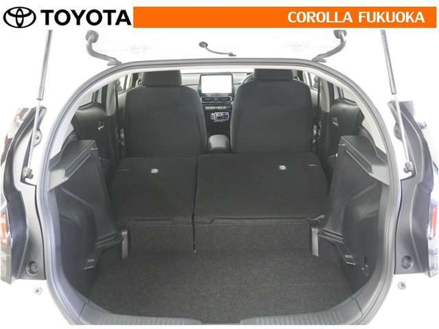 リヤシートを前に倒せば、ラゲージルームに収まらない物も積み込めます。たくさんの物を載せたい時に活躍します。