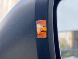 【リヤビークルディティクション】走行中、ドアミラーの死角になりやすい箇所に後続車が接近するとサイドミラー付近に警告を表示、ドライバーに注意喚起と、万一の際はハンドル操作をアシストをします。