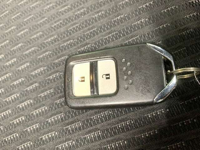 スマートキー付きです！鍵を出さず、ポケットやかばんの中に入れたままでも解錠できます！かなり便利な装備です！一度使えばクセになります！