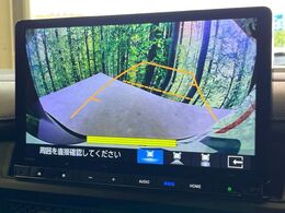 【バックカメラ】駐車時に後方がリアルタイム映像で確認できます。大型商業施設や立体駐車場での駐車時や、夜間のバック時に大活躍！運転スキルに関わらず、今や必須となった装備のひとつです！