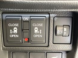 【両側パワースライドドア】スマートキーや運転席のスイッチで後席両側スライドドアの開閉が可能♪電動だから力を入れてドアを開ける必要が無く、小さなお子様でも簡単に開け閉めでき快適です♪