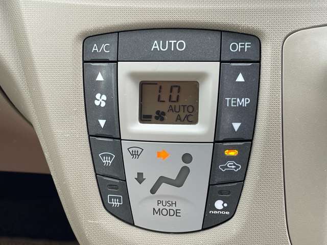 風量、温度を車が自動で調節してくれるオートエアコンです☆