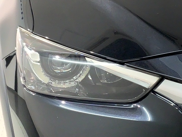 LEDヘッドライトは、点灯の瞬間から最大光量を発揮し、突然暗くなるトンネルなどでの安定感を高めます。