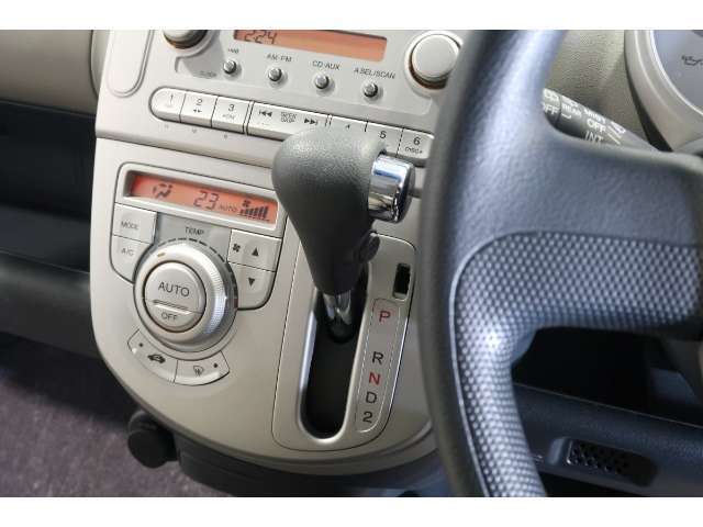 インパネシフトだから視線の移動も少なく足元もスッキリ♪運転席もゆったりしているのでゆとりを持ってドライブできますね！