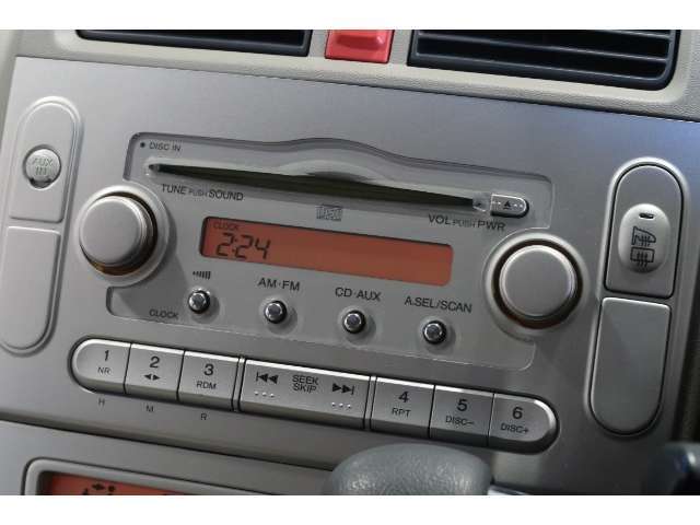 CDチューナーを装備☆お気に入りの音楽をお楽しみいただけます☆各種ナビ取り付けも当店にて対応可能です！是非ご相談くださいませ☆