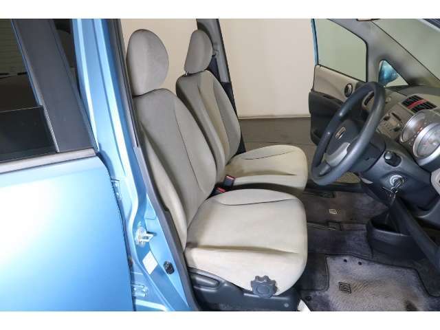 すわり心地の良い運転席・助手席です。長時間のドライブの疲れ軽減に貢献します。どうぞ快適なドライブを♪