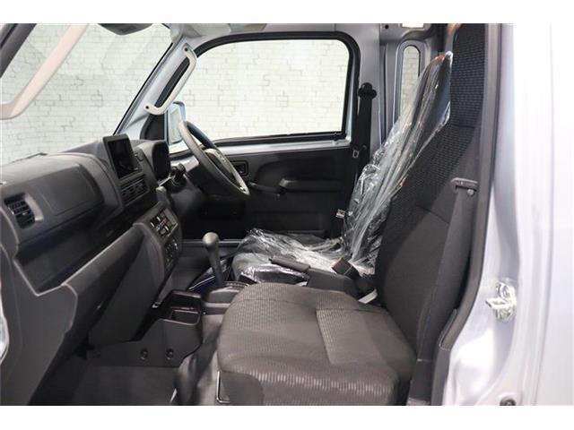 体格に合わせてシートの位置をきめ細かく調節できるので、いつでも最適な運転姿勢をキープ。操作も軽く、ラクラクです
