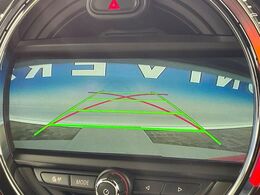 ●ガイドライン付きバックカメラ：不安な駐車もこれで安心！ガイドライン付きなので狭い箇所での駐車もラクラクです！