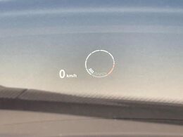 ●ヘッドアップディスプレイ：現在の速度や走行情報をデジタル表示で運転席前方のガラスに投影！運転中、視線をずらさず必要な情報を確認できるのでとっても便利で安心！