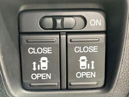 【両側パワースライドドア】スマートキーや運転席のスイッチで後席両側スライドドアの開閉が可能♪電動だから力を入れてドアを開ける必要が無く、小さなお子様でも簡単に開け閉めでき快適です♪