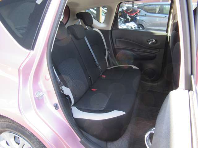 後席も大人の方でもゆったり乗れるスペースを確保。足元も深くシートのクッションも柔らかくロングドライブの疲労を軽減してくれます。