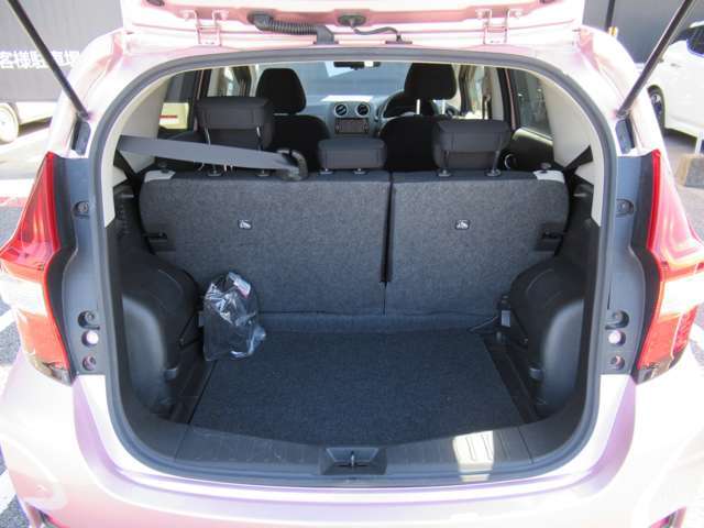 ラゲッジルームです。開口も大きく荷物も積載しやすいです。