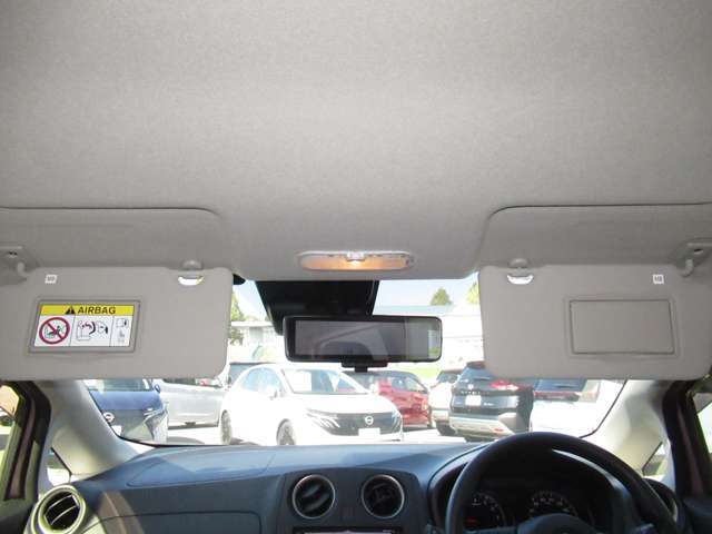 バイザーにはミラー付き♪降りる前にメイク・ヘアーの確認ができるのは、男女共に嬉しい装備です♪