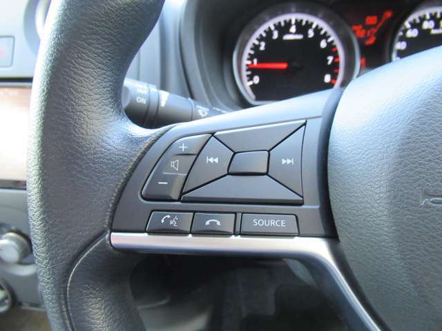 ハンドルを握ったままオーディオ操作が可能です。