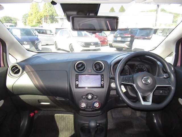 全方位で視界が広く運転がしやすいので女性の方にも人気のインテリアになっています！