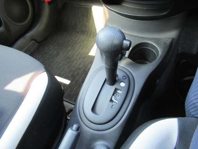 コンパクトなシフトノブ。