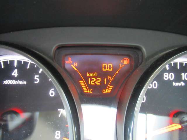 シンプルなメーターになっており、とても見やすくなっております！平均燃費、ガソリン残量、時刻や走行距離などしっかり確認できます！