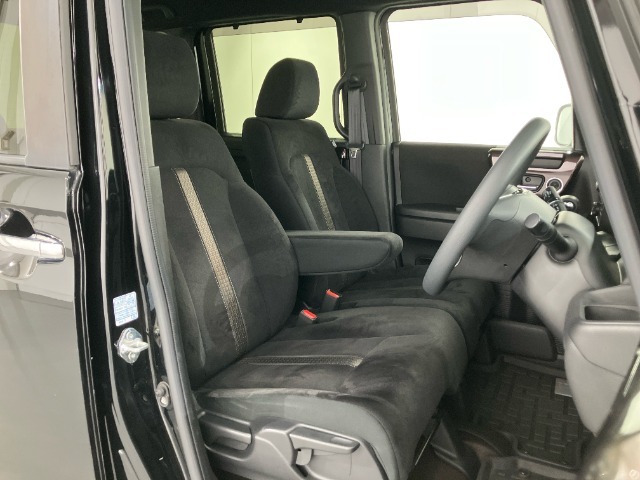 長時間運転しても疲れにくい素材にこだわったフロントシート！
