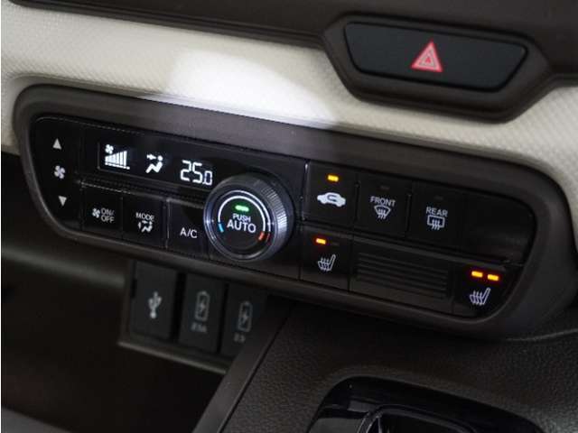 【オートエアコン】温度を設定すれば自動で快適な車内温度を保ちます。エアコン内部の高性能脱臭フィルターで車内のアレルゲンや花粉を除去。